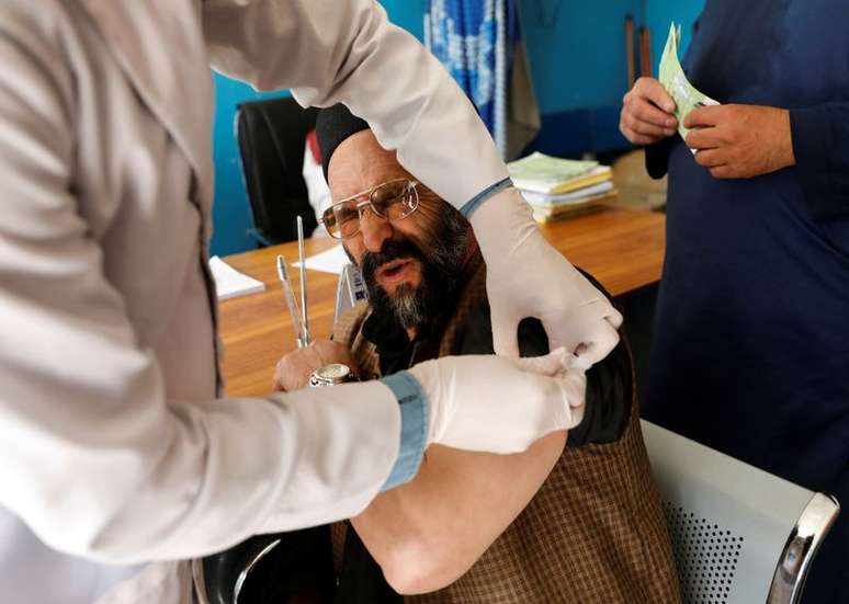 Funcionário de hospital recebe primeira dose da vacina da AstraZeneca contra a COVID-19 em Cabul
28/02/2021. 
REUTERS/Mohammad Ismail