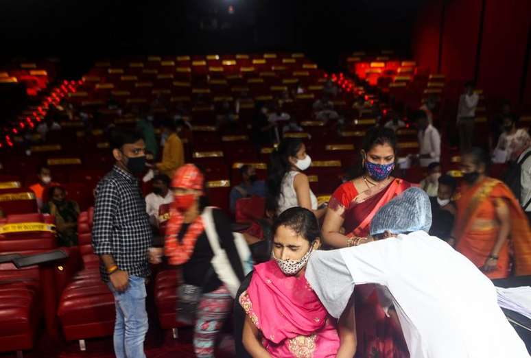 Vacina&ccedil;&atilde;o contra a Covid-19 em uma sala de cinema em Mumbai, &Iacute;ndia
17/08/2021 REUTERS/Francis Mascarenhas