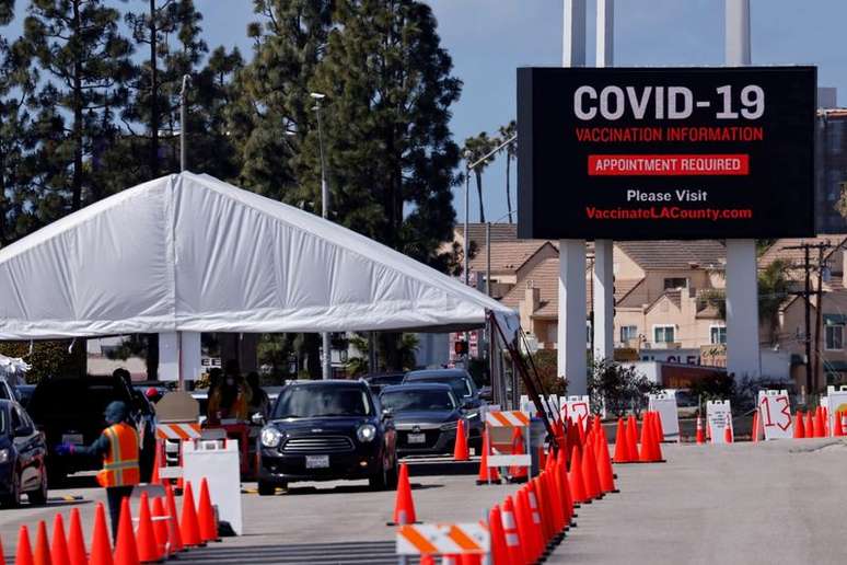 Centro de vacinação contra a Covid-19 em Inglewood, Califórnia, EUA
15/03/2021 REUTERS/Mike Blake