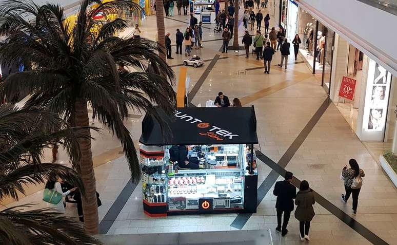 Pessoas caminham em um shopping center em Bogot&aacute;, Col&ocirc;mbia 
15/07/2019
REUTERS/Luis Jaime Acosta