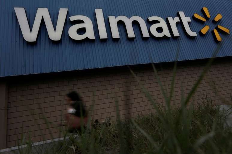 Logotipo do Walmart em frente a loja da rede. 12/2/2018. REUTERS/Daniel Becerril