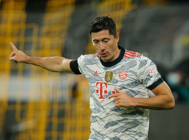 Atacante Robert Lewandowski, do Bayern do Munique, comemora gol contra o Borussia Dortmund
17/08/2021
REUTERS/Leon Kuegeler