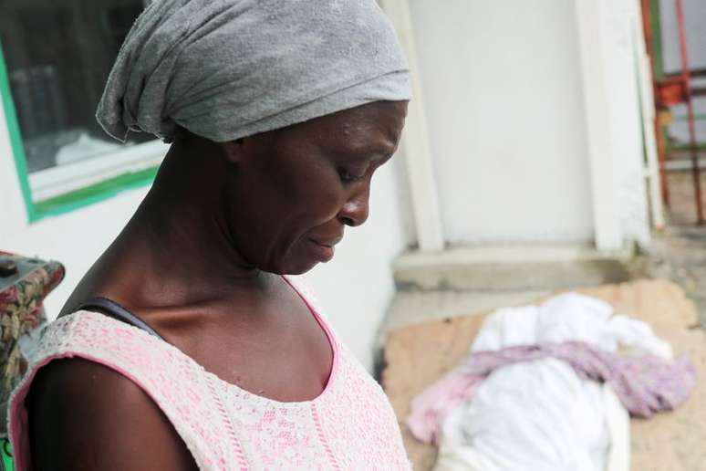 Lanette Nuel ao lado do corpo da filha, que morreu por terremoto no Haiti
17/08/2021
REUTERS/Henry Romero 
