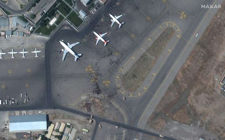 Centenas de pessoas em volta de aviões na pista do aeroporto de Cabul, no Afeganistão
16/08/2021
IMAGEM DE SATÉLITE 2021 MAXAR TECHNOLOGIES/Distribuida via REUTERS