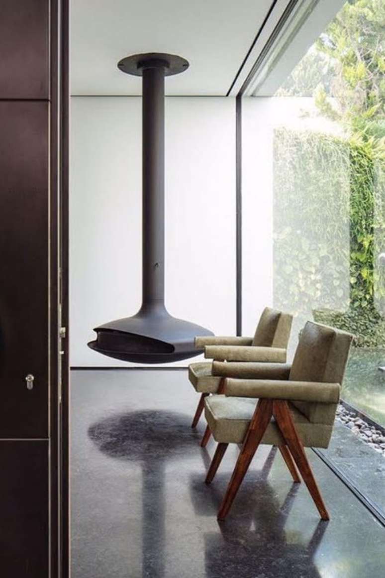 40. Sala de estar com lareira suspensa e poltronas bege &ndash; Foto Focus Creation