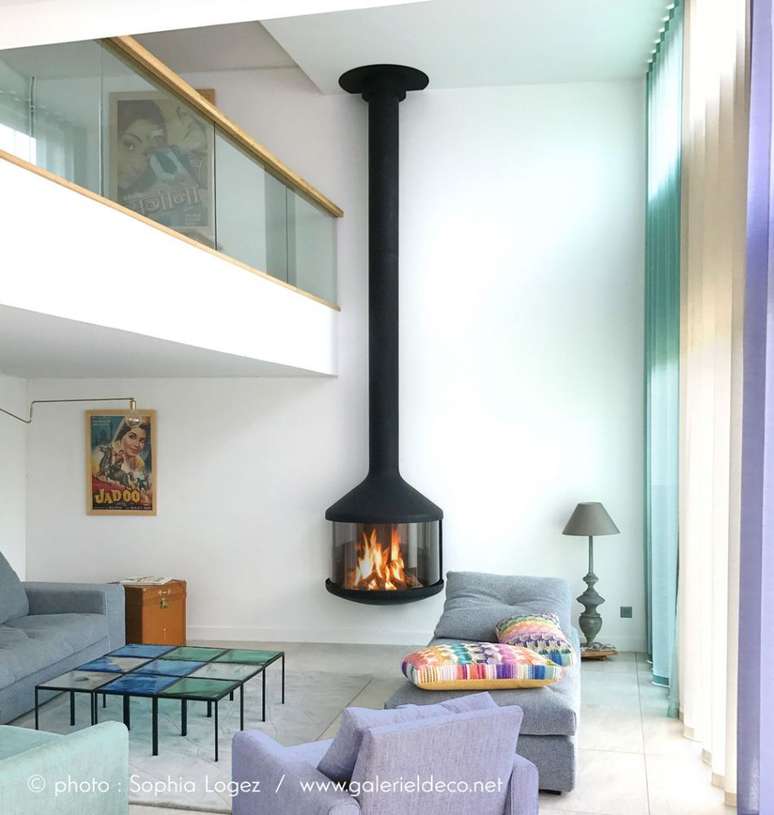 23. Lareira suspensa preta na sala minimalista &ndash; Foto Fireplaces