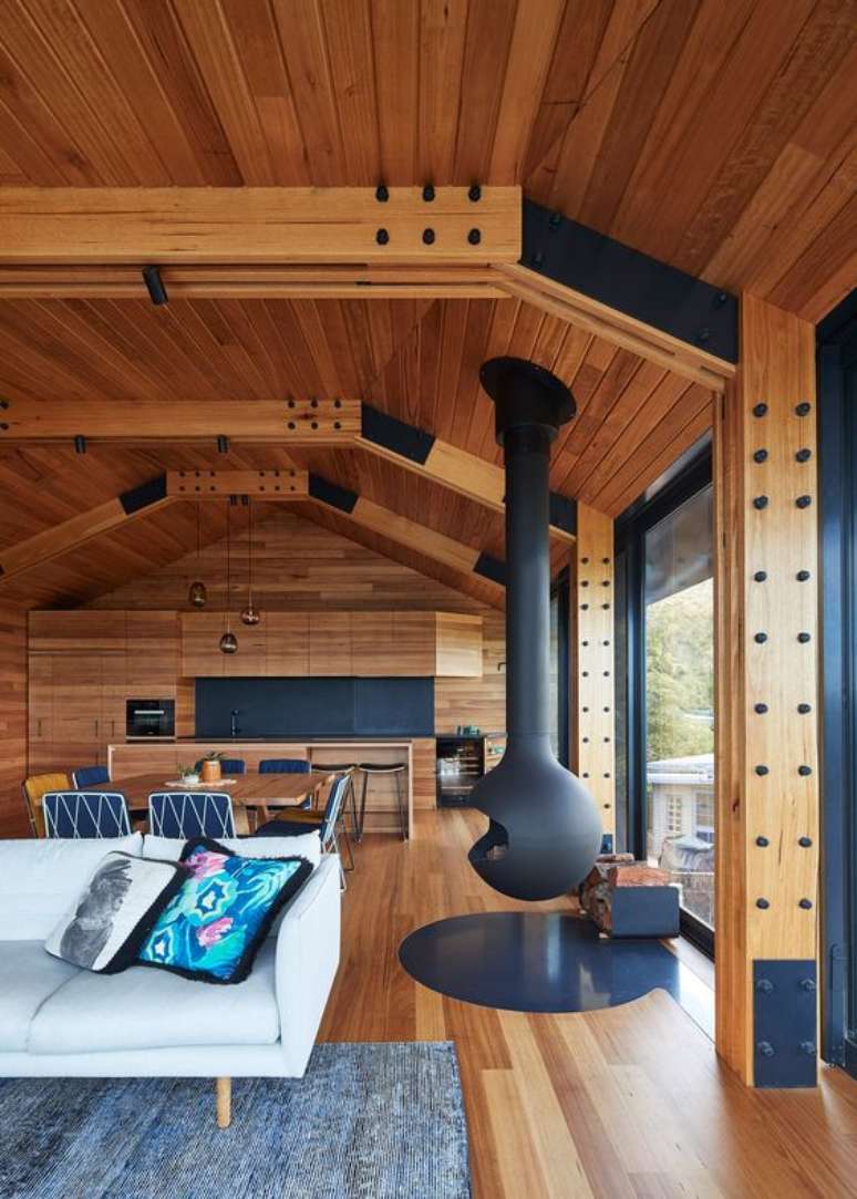 46. Sala no conceito aberto com lareira suspensa para esquentar o ambiente -Foto Dezeen