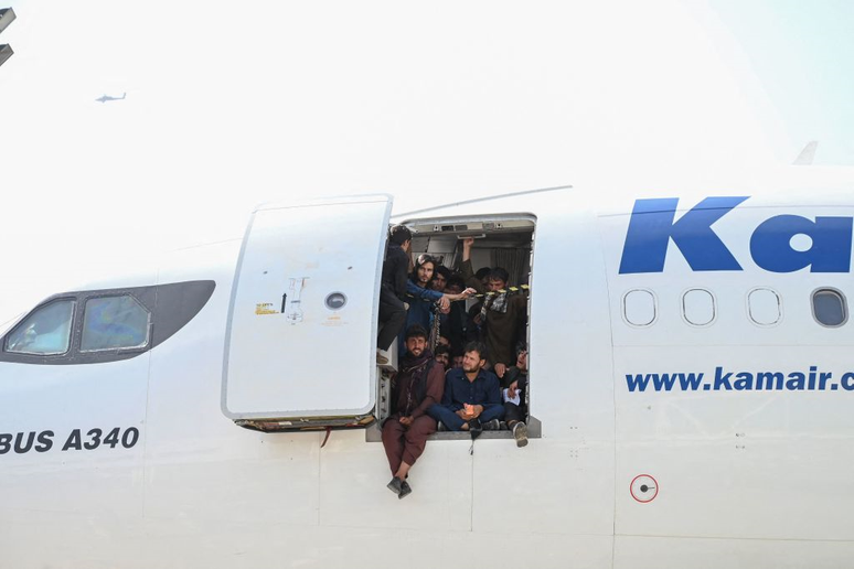 Alguns afegãos conseguiram embarcar em aviões