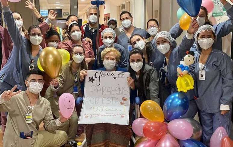 Glória Menezes junto da equipe médica que cuidou dela durante internação