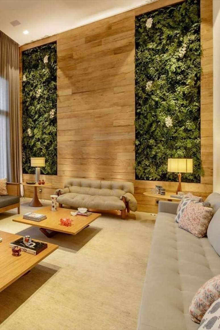 33. O jardim vertical traz frescor e decora a sala com p&eacute; direito duplo. Fonte: Revista Viva Decora