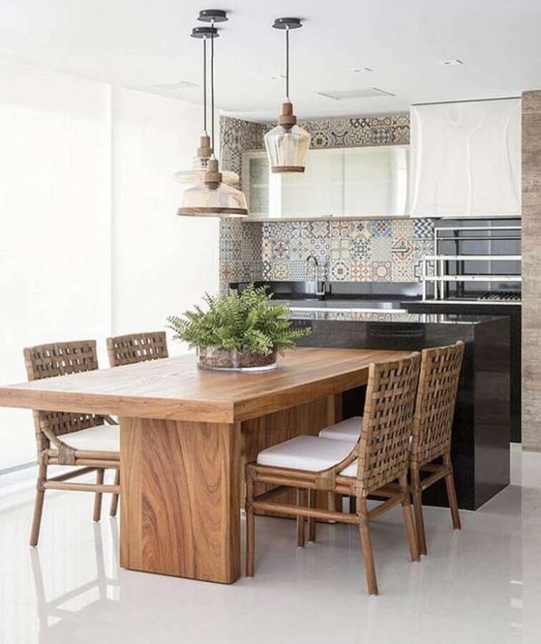 17. Decora&ccedil;&atilde;o com lustre para &aacute;rea gourmet planejada com mesa de madeira &ndash; Foto: Arkpad