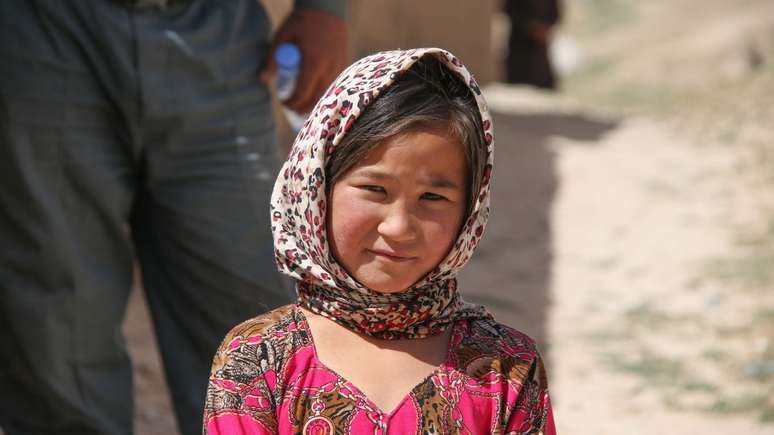 Aluna de uma escola na vila de Bamyan, distrito central do Afeganistão, em 2019