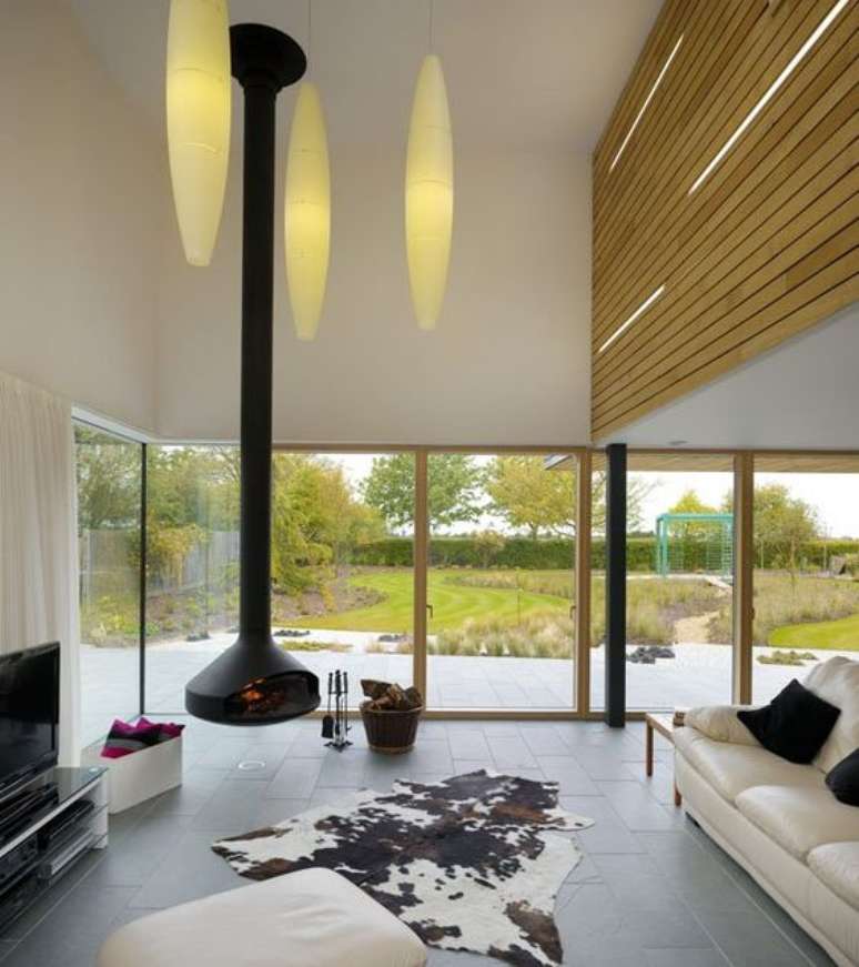 22. Lareira suspensa preta na sala iluminada &ndash; Foto One Kindesign