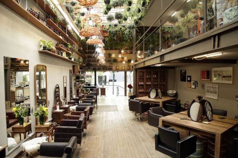 24. Os vasos suspensos trazem um toque charmoso para o im&oacute;vel com p&eacute; direito duplo com mezanino. Fonte: Revista Viva Decora