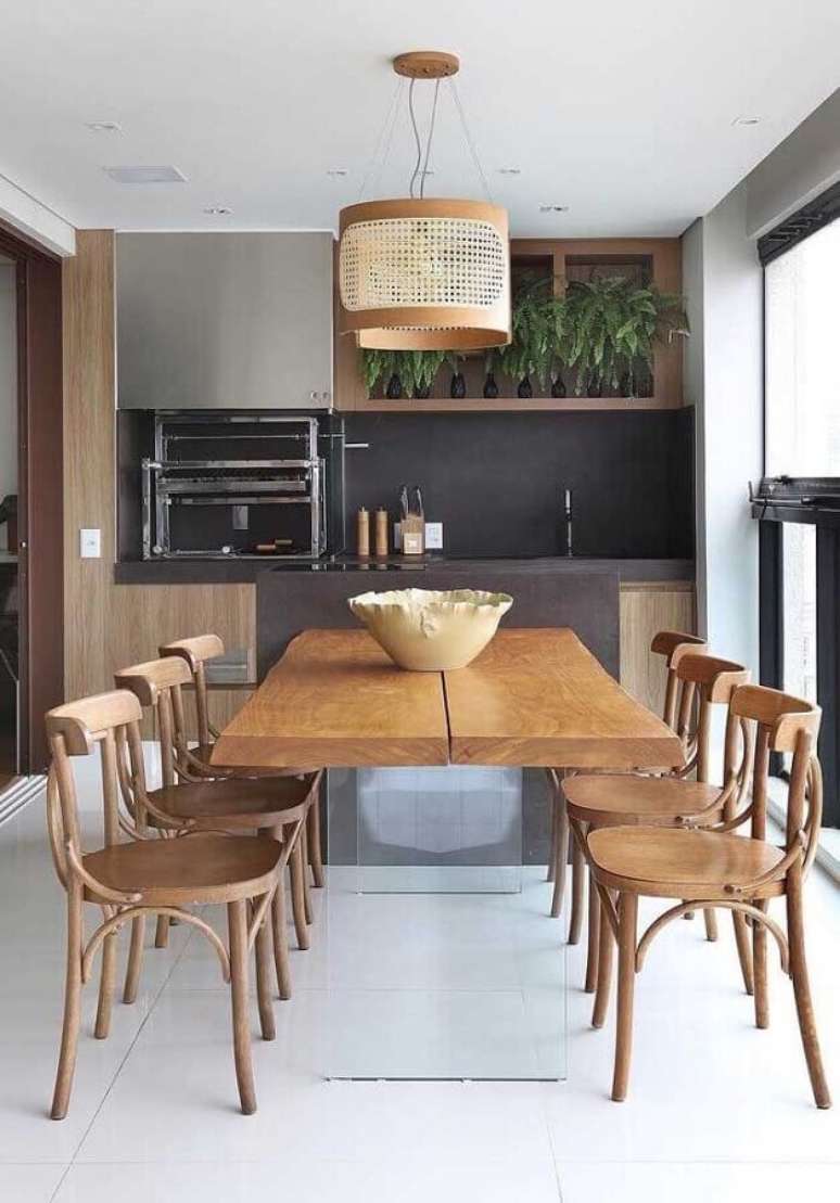 61. Lustre rústico para área gourmet decorada com cadeiras de madeira para mesa planejada – Foto: Pinterest