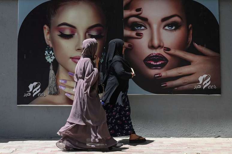 Nas ruas de Cabul, até poucos dias atrás, era possível ver anúncios de mulheres maquiadas