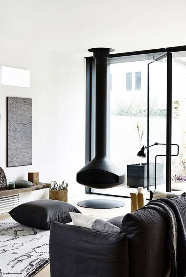 21. Lareira suspensa preta na sala de estar moderna &ndash; Foto Pinterest