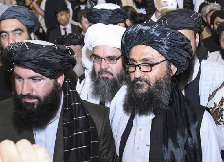 Abdul Ghani Baradar (direita) fundou o Talibã com o mulá Mohammed Omar em 1994