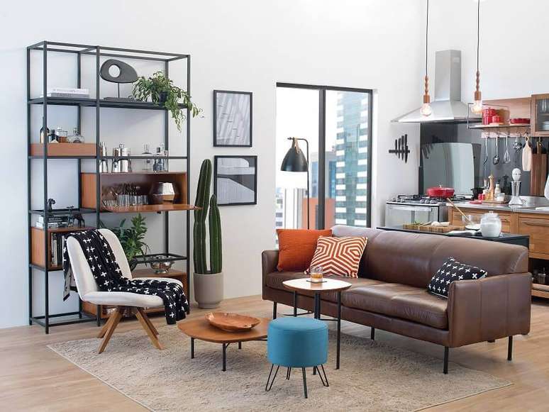 1. Decoração de sala de estar com estante industrial e sofá com pé palito – Foto: Tok&Stok