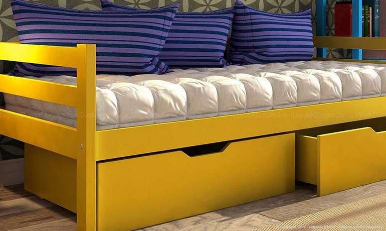 39. O amarelo é um cor que combina muito com sofá cama com gavetas. Projeto por: Lojas KD