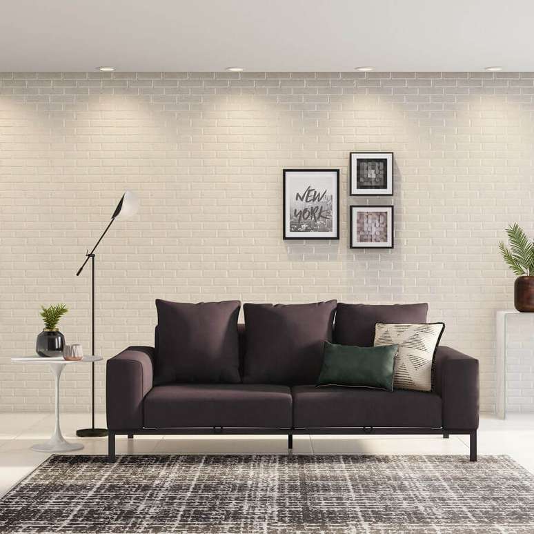 6. O contraste do sof&aacute; escuro no ambiente claro d&aacute; um destaque elegante e acolhedor ao espa&ccedil;o &ndash; Foto: Tok&Stok