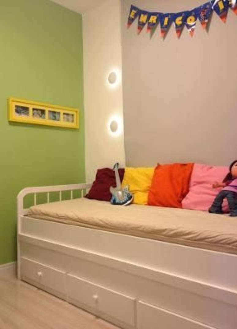 34. O sofá cama com gavetas é muito bom para quartos infantis. Projeto por: Jeanny Machado