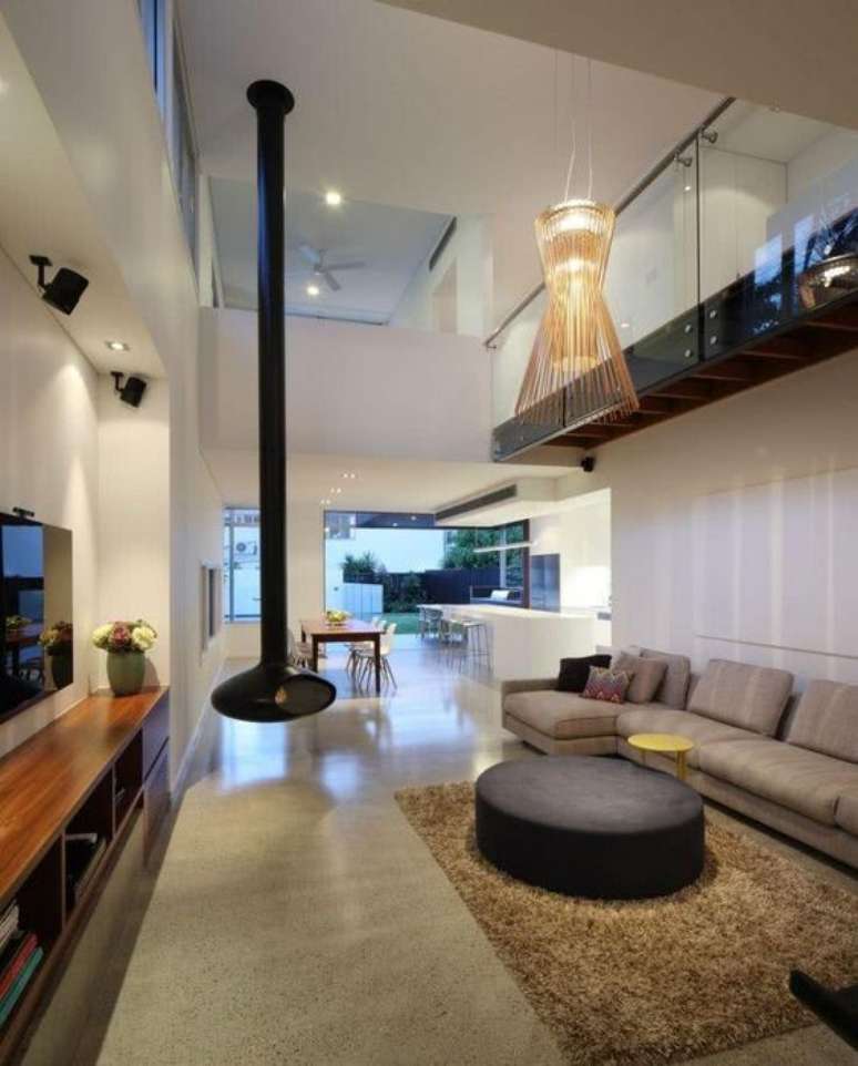 37. Sala com sof&aacute; bege e lareira suspensa &ndash; Foto Pinterest