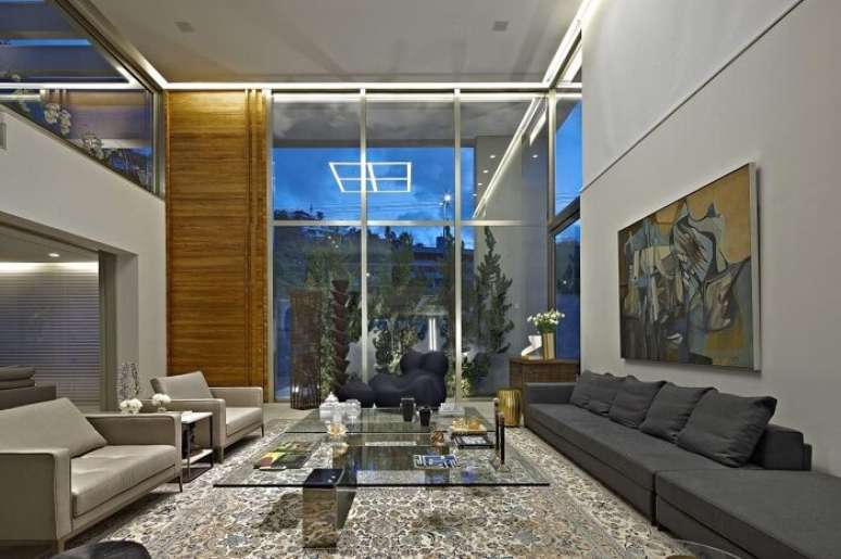 12. Sala com p&eacute; direito duplo e decora&ccedil;&atilde;o moderna. Projeto de Gislene Lopes