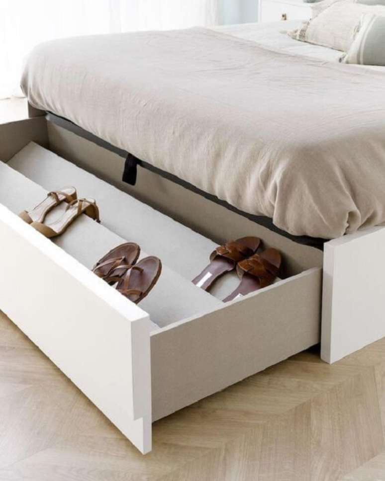 50. Cama com gavetas ajudam a organizar calçados. Fonte: Pinterest