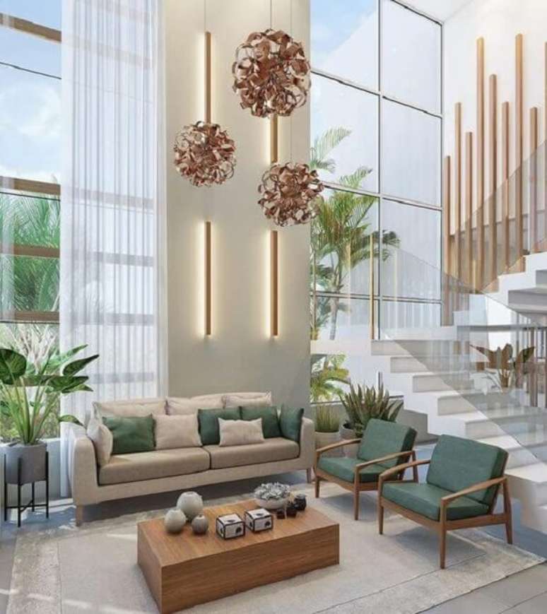 13. Sala de estar com decora&ccedil;&atilde;o moderna e p&eacute; direito duplo. Projeto de Mayna Vaz Arquitetura