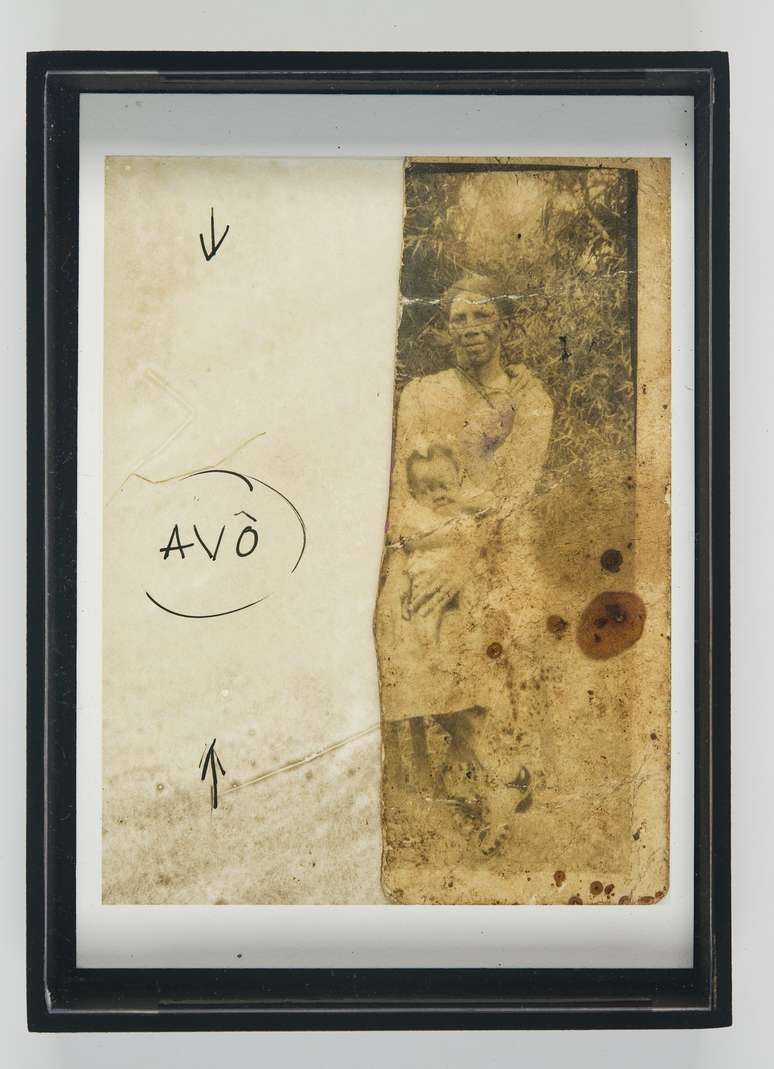 Uma fotografia rasgada ao meio, com sua av&oacute; e a m&atilde;o esquerda de Ribeiro, &eacute; a &uacute;nica imagem que Eust&aacute;quio tinha do av&ocirc;