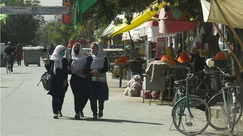 Mulheres caminham em Cabul em 15 de agosto