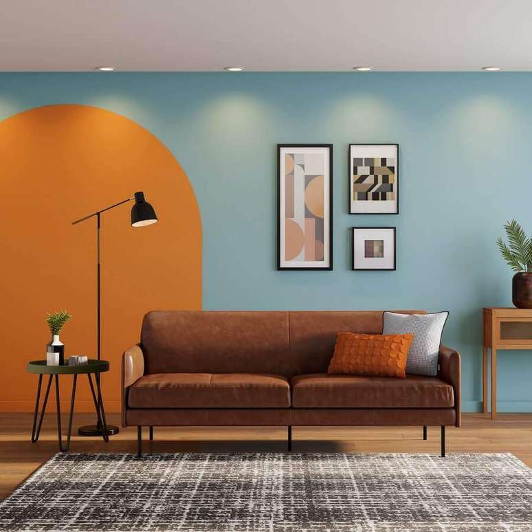 8. O sofá de couro caramelo é um clássico da decoração retrô, mas muito bem-vindo no estilo industrial ou rústico – Foto: Tok&Stok