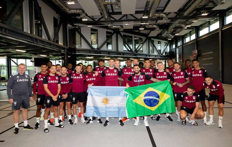 Douglas Luiz e Martinez foram homenageados nesta terça-feira pelo Aston Villa Reprodução Twitter/@AVFCOfficial