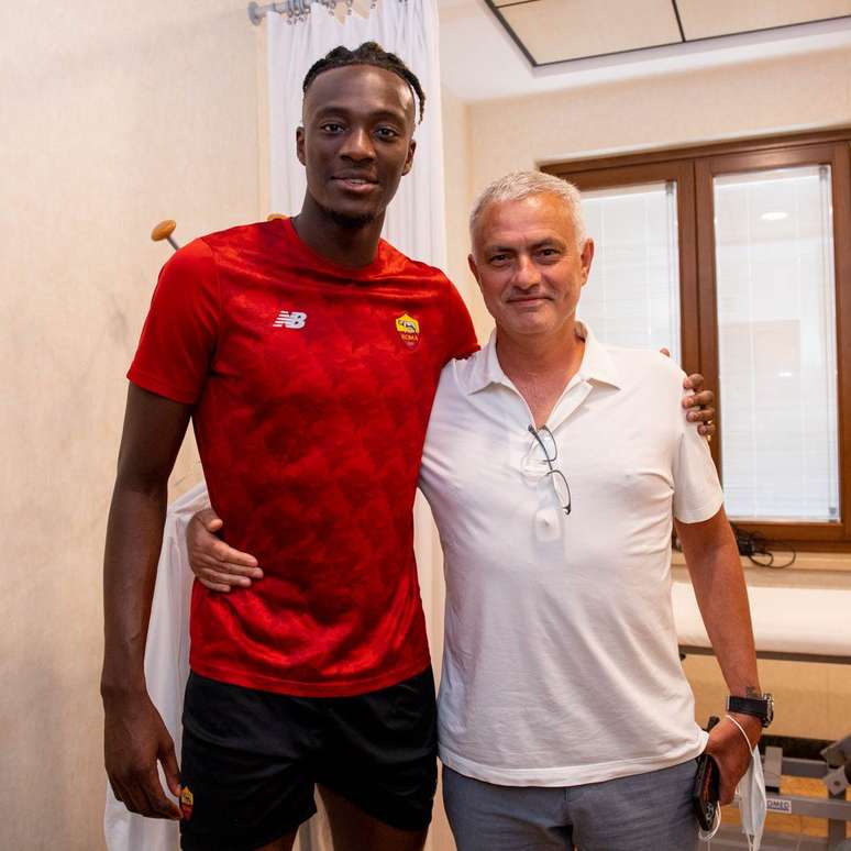  Tammy Abraham chega a Roma a pedido de Mourinho Divulgação Roma