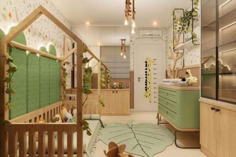 36. O tapete folha realça a beleza do quarto de bebê safári verde. Projeto de Mariana Cargnin