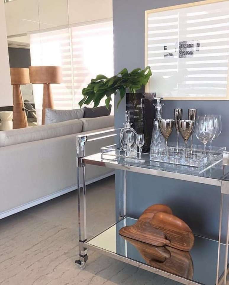 24. Bandeja bar com acabamento clean. Fonte: L&iacute;dia Maciel
