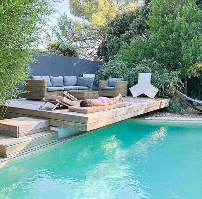 95. Piscinas modernas com deck de madeira para colocar sofás e poltronas para relaxar – Foto Casa Tres Chic