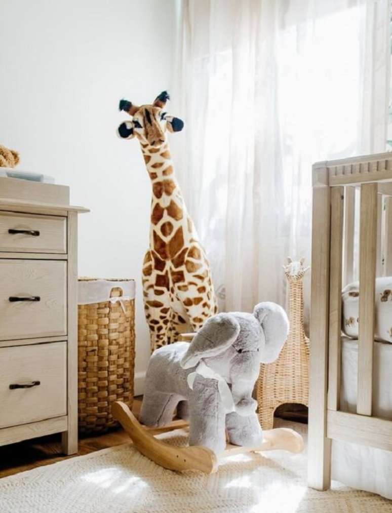 7. Os brinquedos do quarto de bebê safari decoram e alegram o ambiente. Fonte: Pinterest