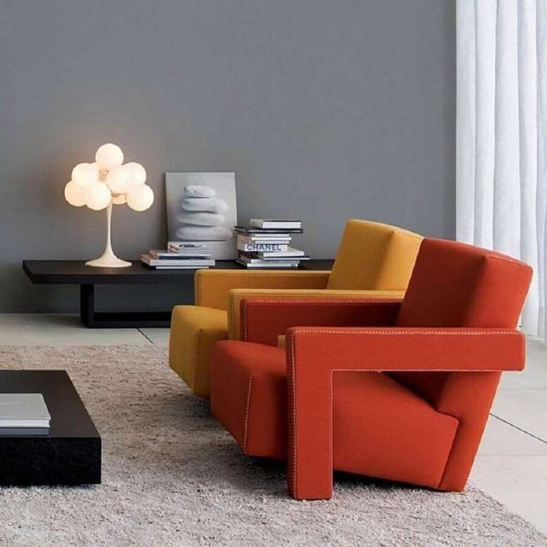 2. Decoração de sala de estar cinza com poltronas confortáveis e modernas – Foto: Montacasa