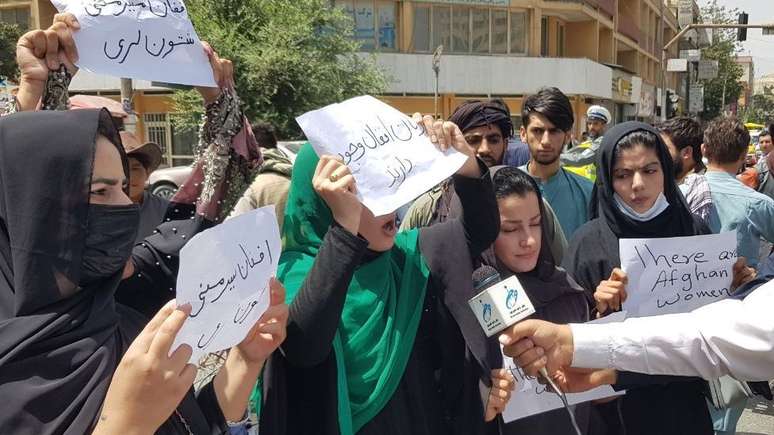 Algumas mulheres têm evitado sair às ruas de Cabul com medo de represália do Talebã, mas outras têm se manifestado em defesa de seus direitos