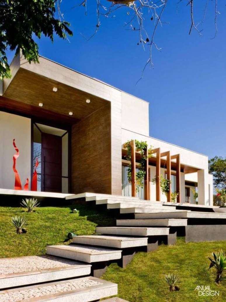 57. Fachada de casa moderna com revestimento de madeira e escada de pedra – Foto Anual Design