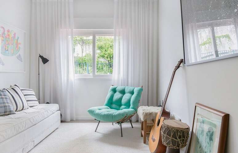 70. Sala branca decorada com sofá sem braço e poltrona confortável verde água – Foto: Histórias de Casa