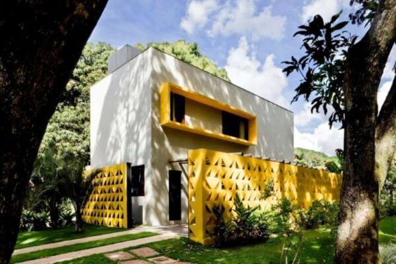 31. Cores para fachadas de casas com cobogó amarelo e tinta cinza – Foto Pinterest