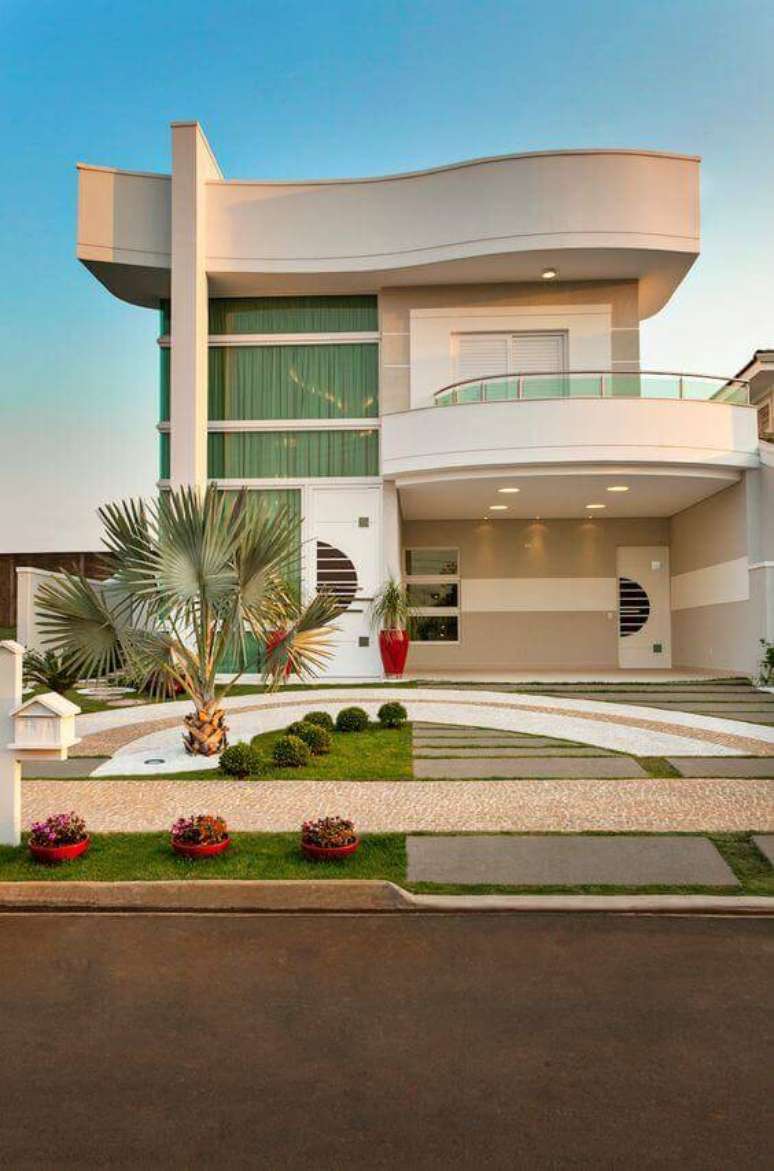 63. Fachadas modernas na cor bege e branco com jardim charmoso ao lado -Foto Homify