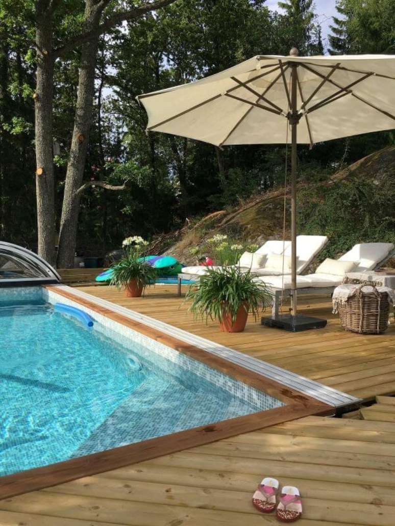 33. Área de piscina moderna com guarda sol para proteger a família dos raios uv – Foto Dream House cammy
