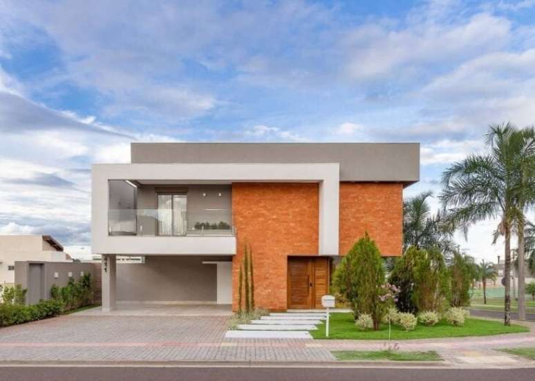 6. Casa moderna com cores para fachada cinza e branca e revestimento de tijolinho – Foto Priscila Valente Arquitetura