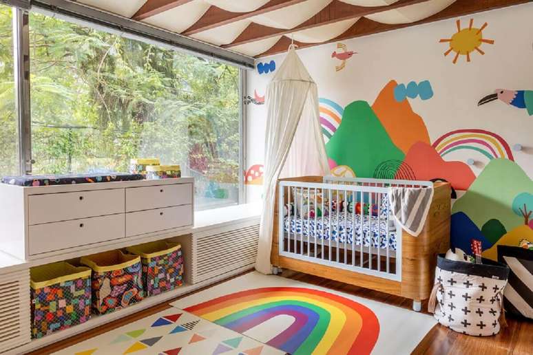 7. Decoração de quarto de bebê com tapete e papel de parede colorido – Foto: Marcos Fertonani para MOOUI