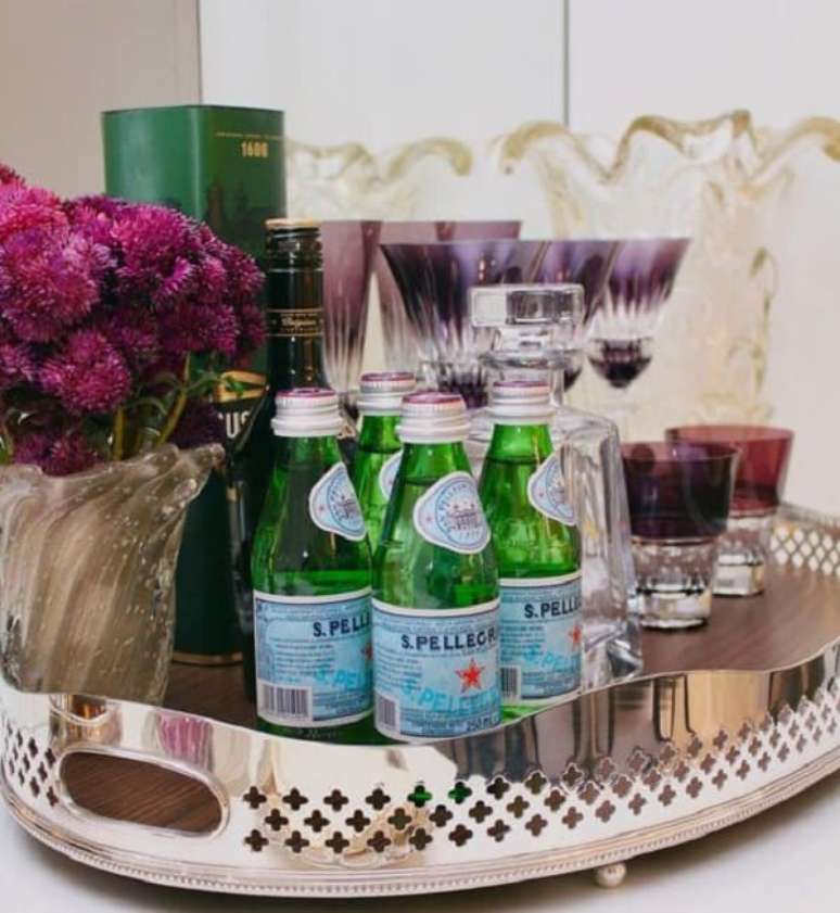 8. Bandeja bar decora&ccedil;&atilde;o com acabamento em prata. Fonte: Pinterest