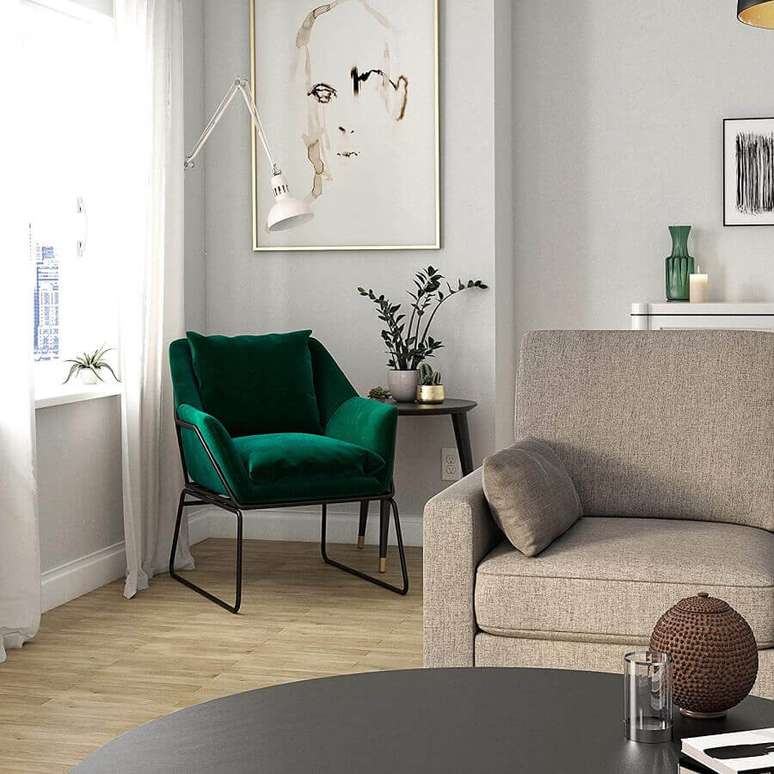 54. Poltrona confortável para sala clean decorada com sofá cinza – Foto: Target